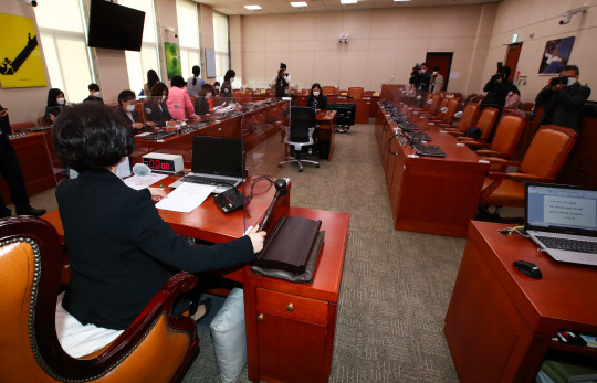 2일 여당 의원들의 불참속에 국회 여성가족위원회 전체회의가 열리고 있다. 국회사진기자단=연합뉴스